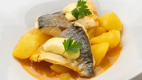 Cazuela de dorada con patatas al azafrán Cazuela de dorada con patatas al azafrán