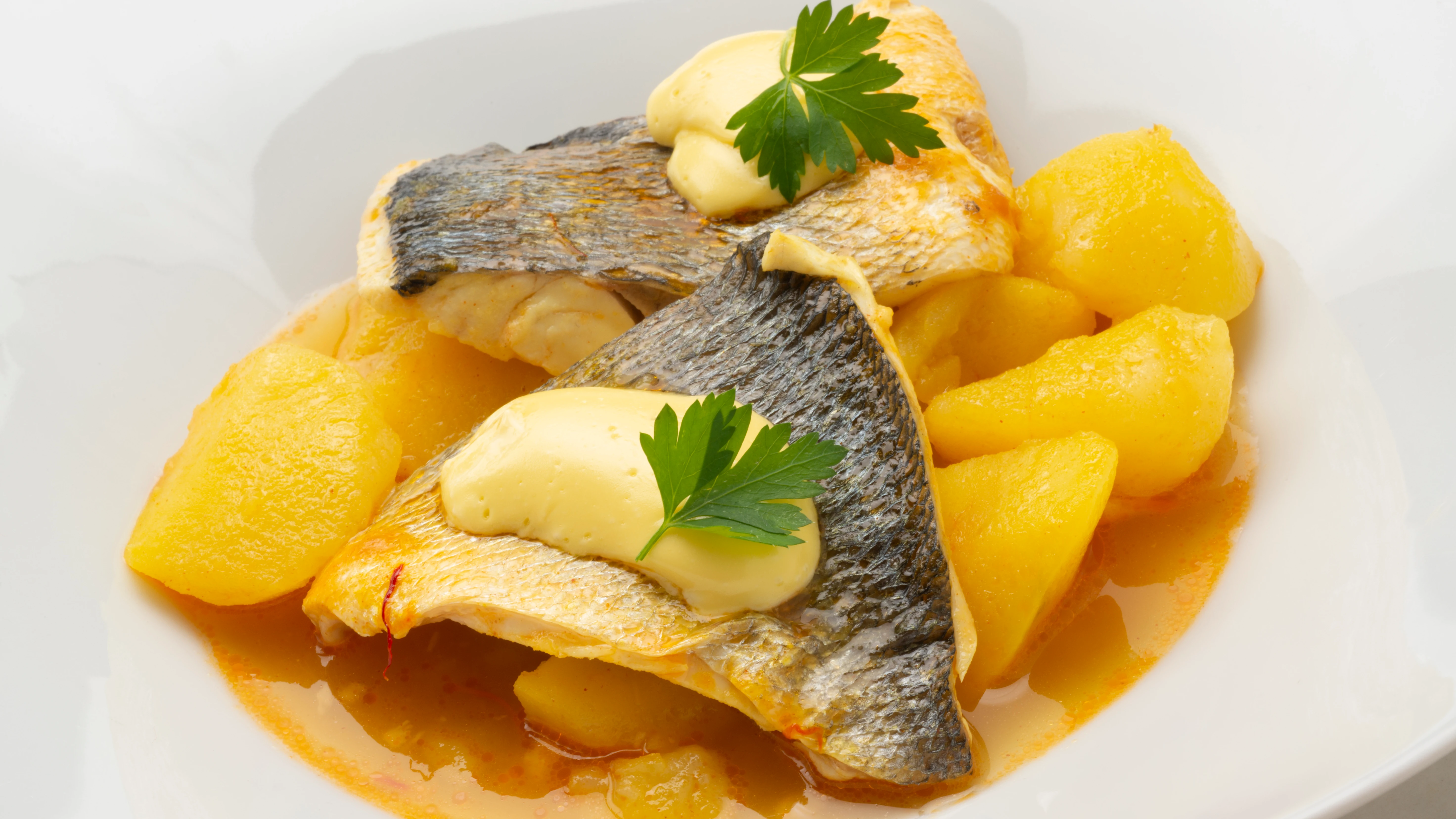 Cazuela de dorada con patatas al azafrán Cazuela de dorada con patatas al azafrán