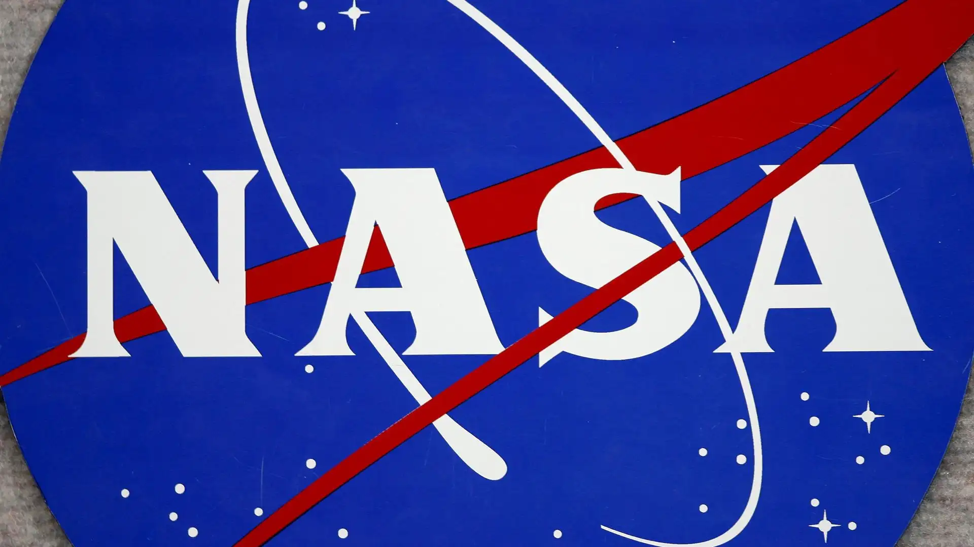 La basura espacial obliga a un astronauta a retrasar su caminata para cambiar una antena La basura espacial obliga a un astronauta a retrasar su caminata para cambiar una antena