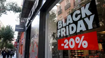 Campaña Black Friday en una tienda de Madrid, en una fotografía de archivo Campaña Black Friday en una tienda de Madrid, en una fotografía de archivo