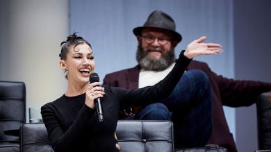 Úrsula Corberó posa orgullosa con su madre y su hermana en el evento final de 'La Casa de Papel'