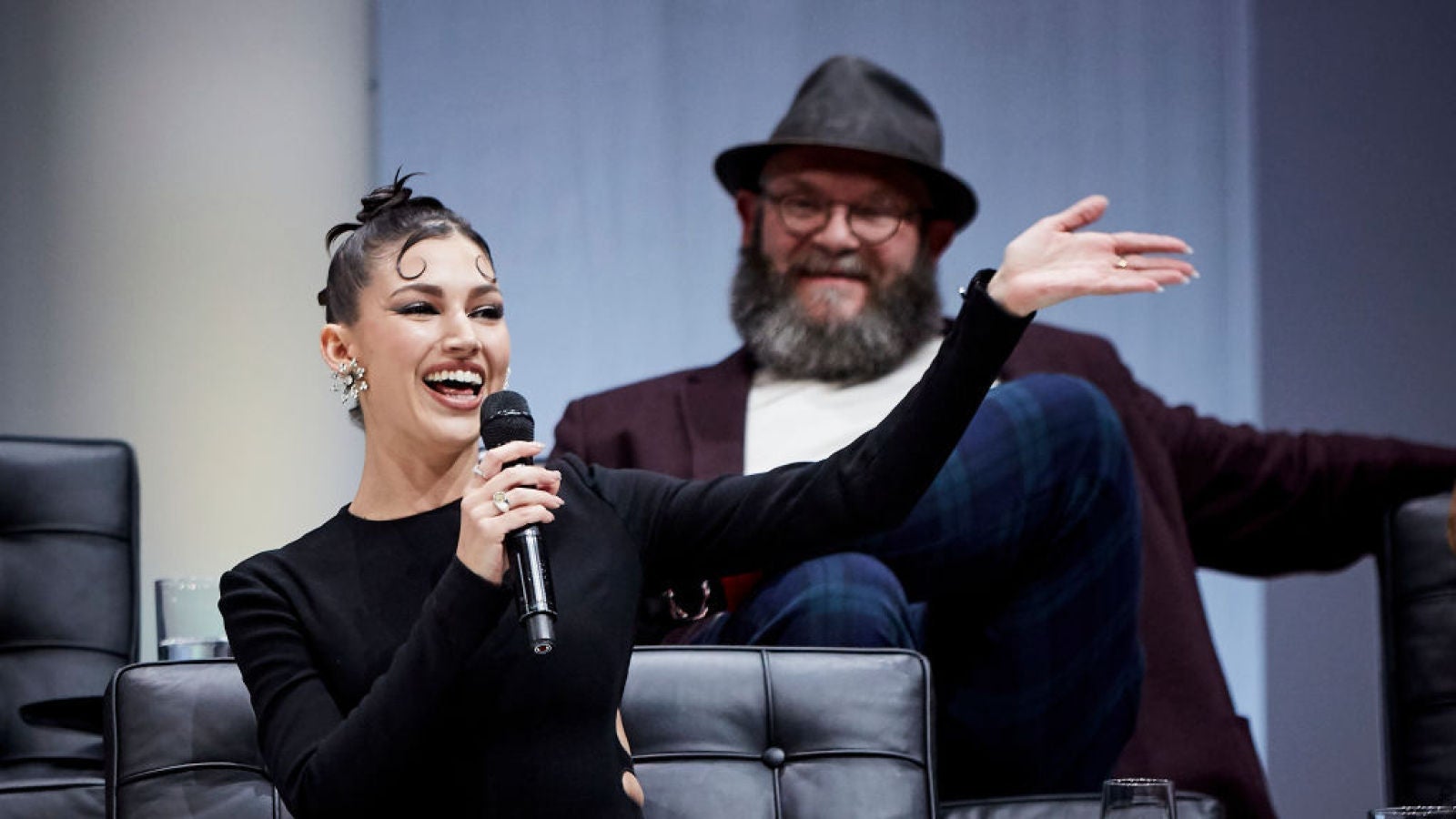 Úrsula Corberó posa orgullosa con su madre y su hermana en el evento final de 'La Casa de Papel'