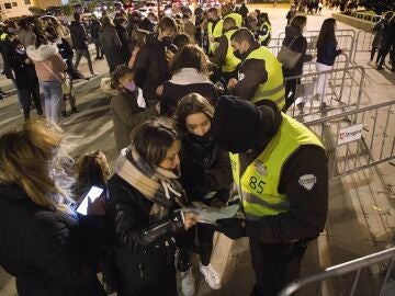 Imagen de archivo de personal de seguridad comprobando el pasaporte Covid de los asistentes a un concierto