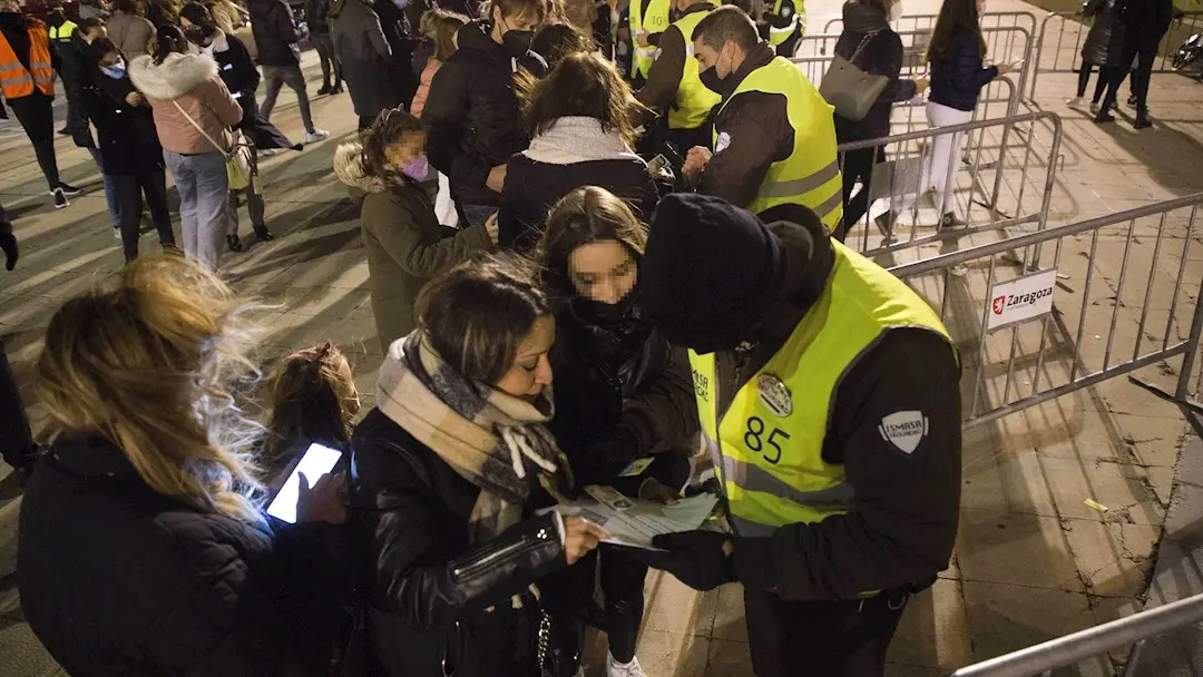 Imagen de archivo de personal de seguridad comprobando el pasaporte Covid de los asistentes a un concierto Imagen de archivo de personal de seguridad comprobando el pasaporte Covid de los asistentes a un concierto