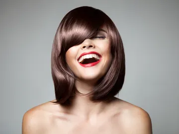 Las morenas también pueden cambiar de look con mechas. Las morenas también pueden cambiar de look con mechas.