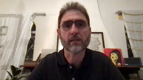 Xavier Gómez-Olive, epidemiólogo en Sudáfrica: "Ómicron podría escapar a la inmunidad adquirida por previa infección" Xavier Gómez-Olive, epidemiólogo en Sudáfrica: "Ómicron podría escapar a la inmunidad adquirida por previa infección"