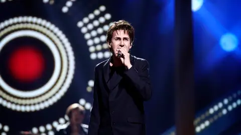 Carlos Sadness se transforma en Radio Futura y su ‘Divina’ Carlos Sadness se transforma en Radio Futura y su ‘Divina’