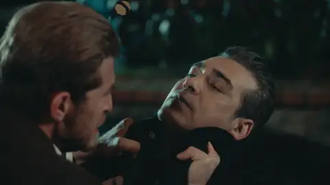 Mert se encara con Volkan: “Vas a terminar tus días completamente solo” 'Infiel'