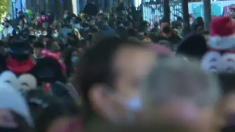 El puente de la Constitución arranca con aglomeraciones y atascos en carreteras y aeropuertos El puente de la Constitución arranca con aglomeraciones y atascos en carreteras y aeropuertos