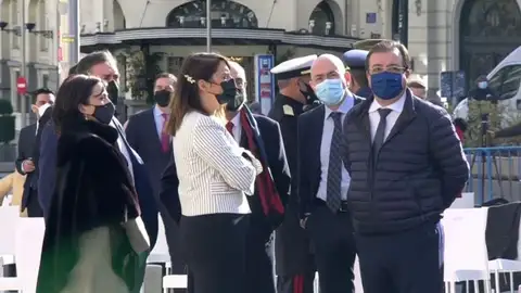 La evolución de la pandemia de coronavirus, protagonista de los corrillos formados en el exterior del Congreso La evolución de la pandemia de coronavirus, protagonista de los corrillos formados en el exterior del Congreso