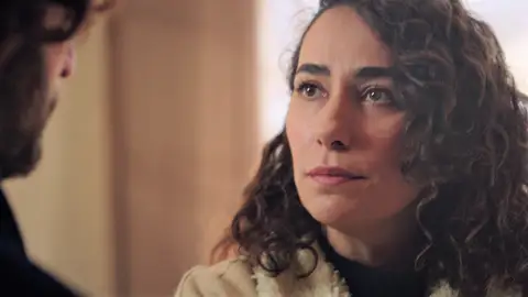 Esra denuncia a la policía el piso secreto de los Derenoglu, ¿descubrirán la verdad? Esra denuncia a la policía el piso secreto de los Derenoglu, ¿descubrirán la verdad?