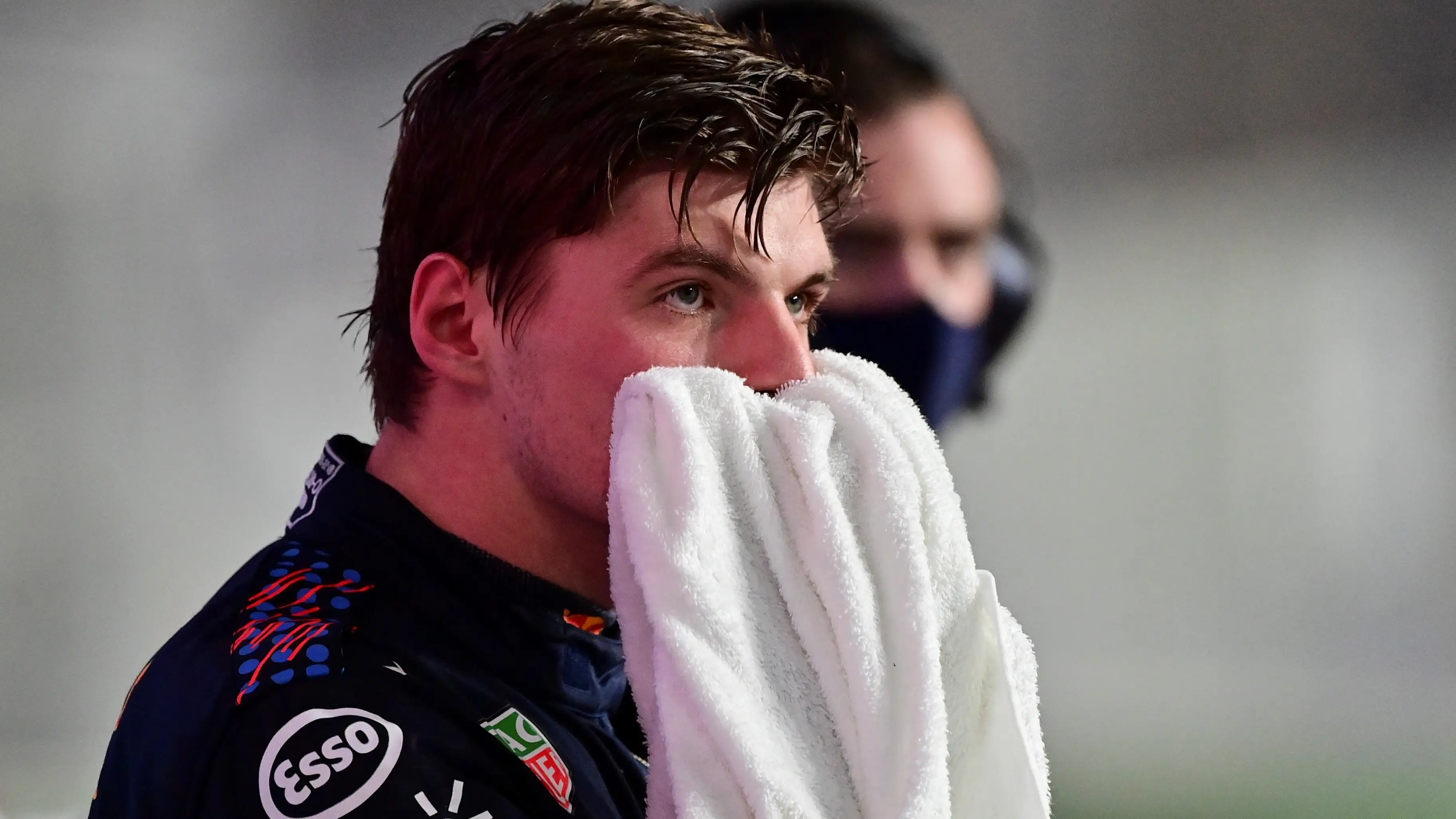 El piloto neerlandés Max Verstappen tras una sanción de la FIA La FIA impone 10 segundos de sanción a Verstappen por una frenada "errática" que provocó una colisión