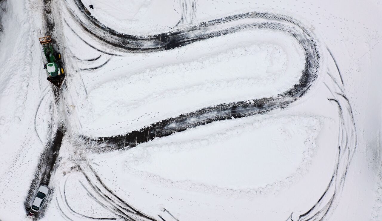 30 coches atrapados en la carretera por la nieve caída en Girona y Barcelona