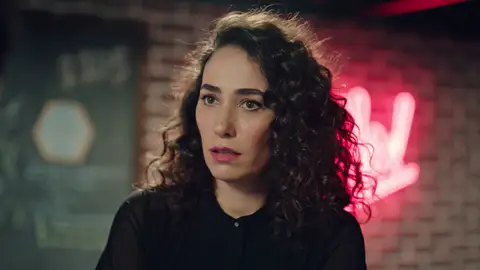 Esat se enfrenta a Esra bajo una firme amenaza: “Aléjate de Gülben” Esat se enfrenta a Esra bajo una firme amenaza: “Aléjate de Gülben”