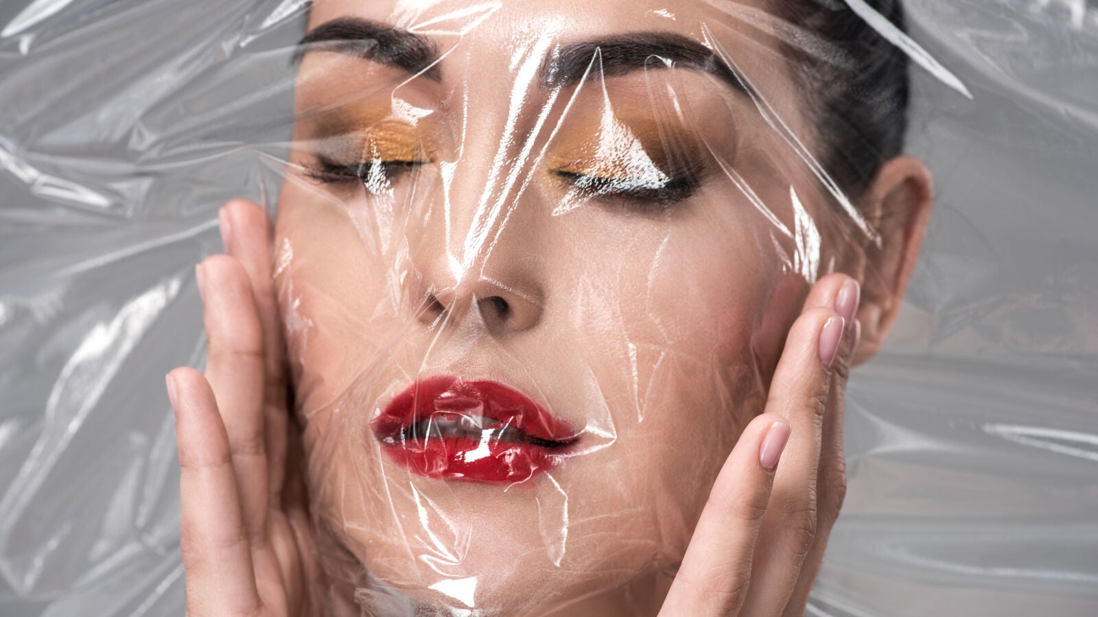 ¿Maquillarse sobre film transparente? La nueva tendencia que arrasa en Tik Tok