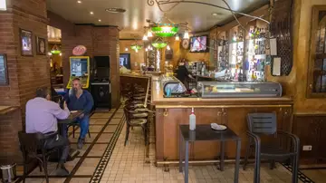 Los hosteleros cántabros aseguran que la recomendación de la DGT de adelantar la vuelta les hace "mucho daño" Los hosteleros cántabros aseguran que la recomendación de la DGT de adelantar la vuelta les hace "mucho daño"