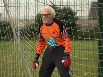 Alan Camsell, el portero más longevo del mundo que sigue parando balones a sus 88 años