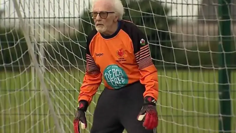 Alan Camsell, el portero más longevo del mundo que sigue parando balones a sus 88 años Alan Camsell, el portero más longevo del mundo que sigue parando balones a sus 88 años