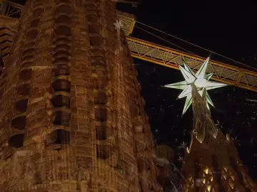 Así se ha iluminado la estrella de la Sagrada Familia de Barcelona Así se ha iluminado la estrella de la Sagrada Familia de Barcelona