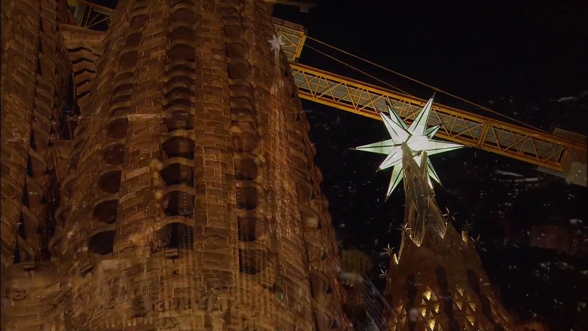 Así se ha iluminado la estrella de la Sagrada Familia de Barcelona
