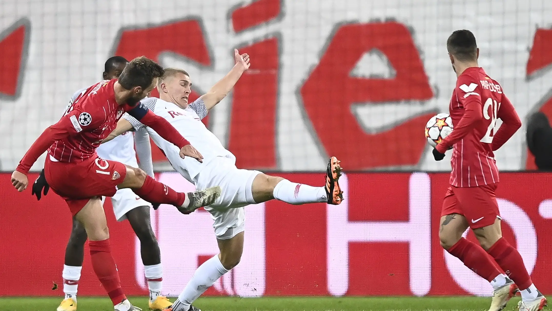 El Sevilla dice adi&oacute;s a la Liga de Campeones tras una derrota ante el Salzburgo 