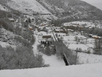 La Borrasca Barra complica la vuelta del puente con nieve, viento e incidencias en la carretera