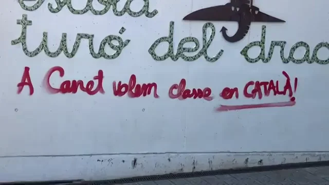 Pintada en el colegio de Canet de Mar que impartirá más clases en castellano en un aula Pintada en el colegio de Canet de Mar que impartirá más clases en castellano en un aula