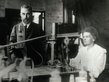 Marie Curie y su marido Pierre en el laboratorio trabajando. Efemérides de hoy 10 de diciembre de 2021.