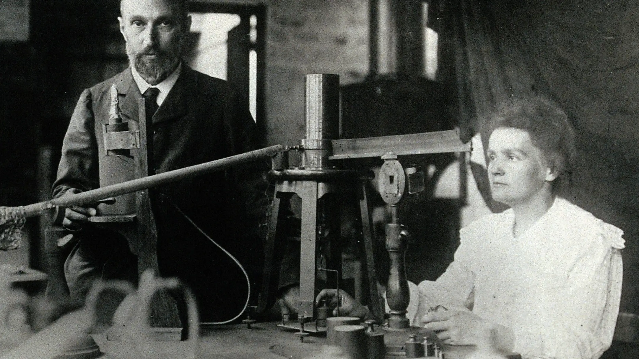 Marie Curie y su marido Pierre en el laboratorio trabajando. Efemérides de hoy 10 de diciembre de 2021. Marie Curie y su marido Pierre en el laboratorio trabajando. Efemérides de hoy 10 de diciembre de 2021.