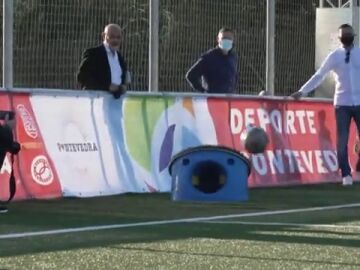 Un pontevedrés inventa un sistema para devolver los balones al campo de fútbol sin perder tiempo