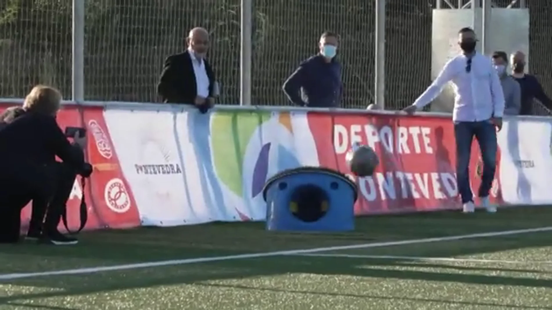 Un pontevedrés inventa un sistema para devolver los balones al campo de fútbol sin perder tiempo