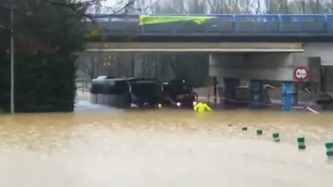 Rescatan en zódiac a 21 estudiantes atrapados por el temporal en el País Vasco Rescatan en zódiac a 21 estudiantes atrapados por el temporal en el País Vasco