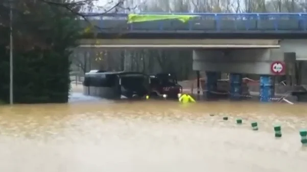 Rescatan en zódiac a 21 estudiantes atrapados por el temporal en el País Vasco Rescatan en zódiac a 21 estudiantes atrapados por el temporal en el País Vasco