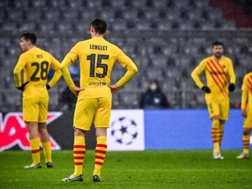 Los jugadores del Barcelona, cabizbajos en el Allianz Arena