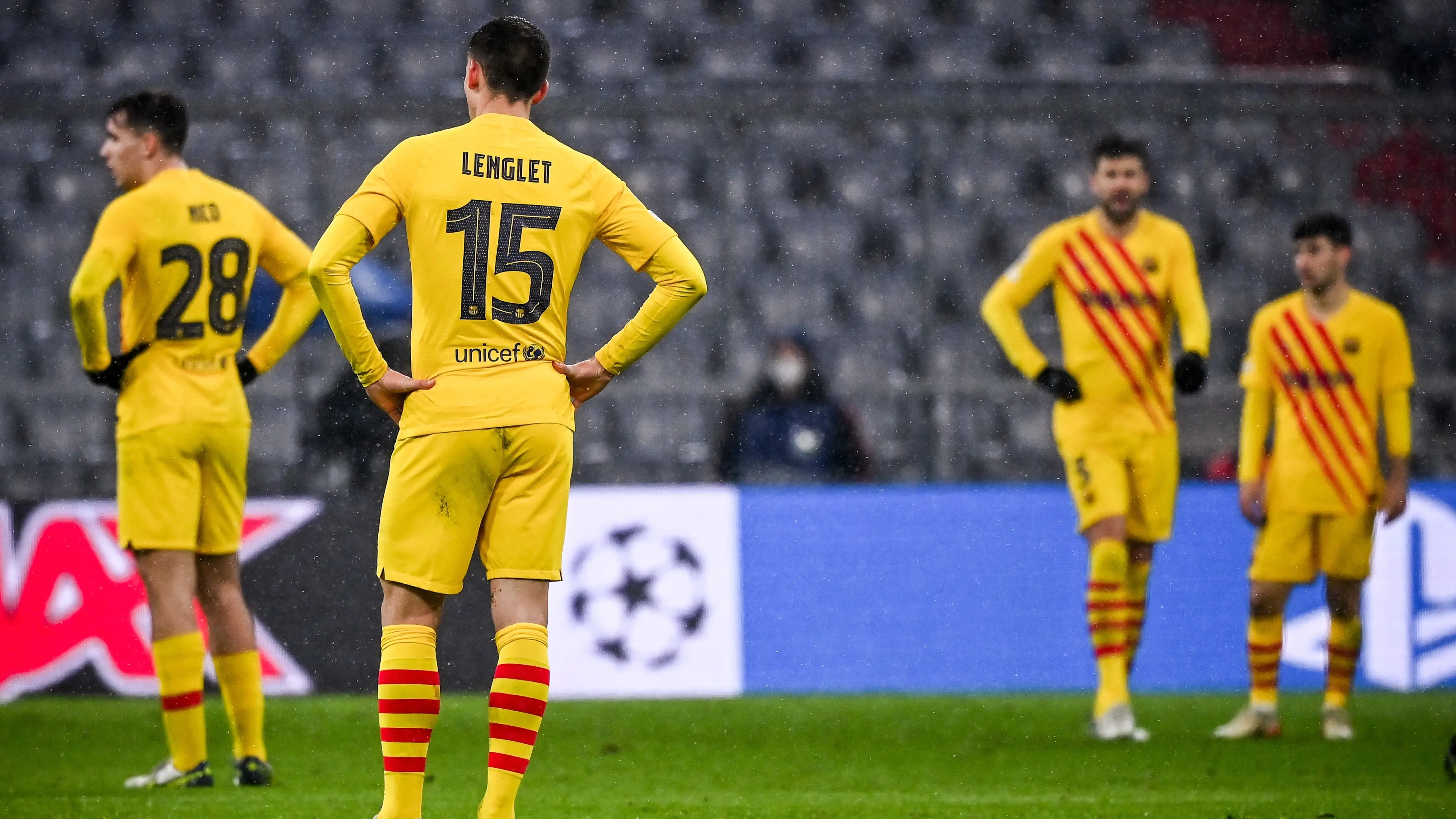 Los jugadores del Barcelona, cabizbajos en el Allianz Arena Los jugadores del Barcelona, cabizbajos en el Allianz Arena