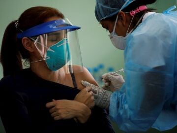 Fotografía de archivo en la que se registró a una mujer al recibir la segunda dosis de la vacuna Pfizer contra la covid-19, en Ciudad de Panamá (Panamá)