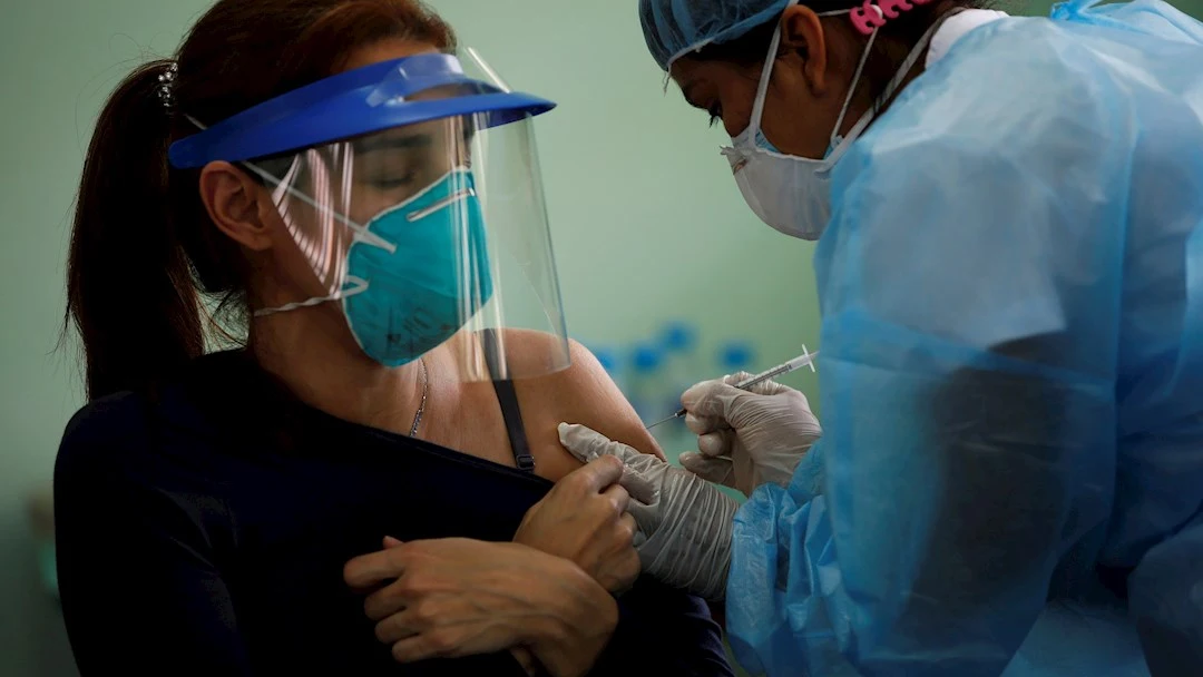 Fotografía de archivo en la que se registró a una mujer al recibir la segunda dosis de la vacuna Pfizer contra la covid-19, en Ciudad de Panamá (Panamá) Fotografía de archivo en la que se registró a una mujer al recibir la segunda dosis de la vacuna Pfizer contra la covid-19, en Ciudad de Panamá (Panamá)