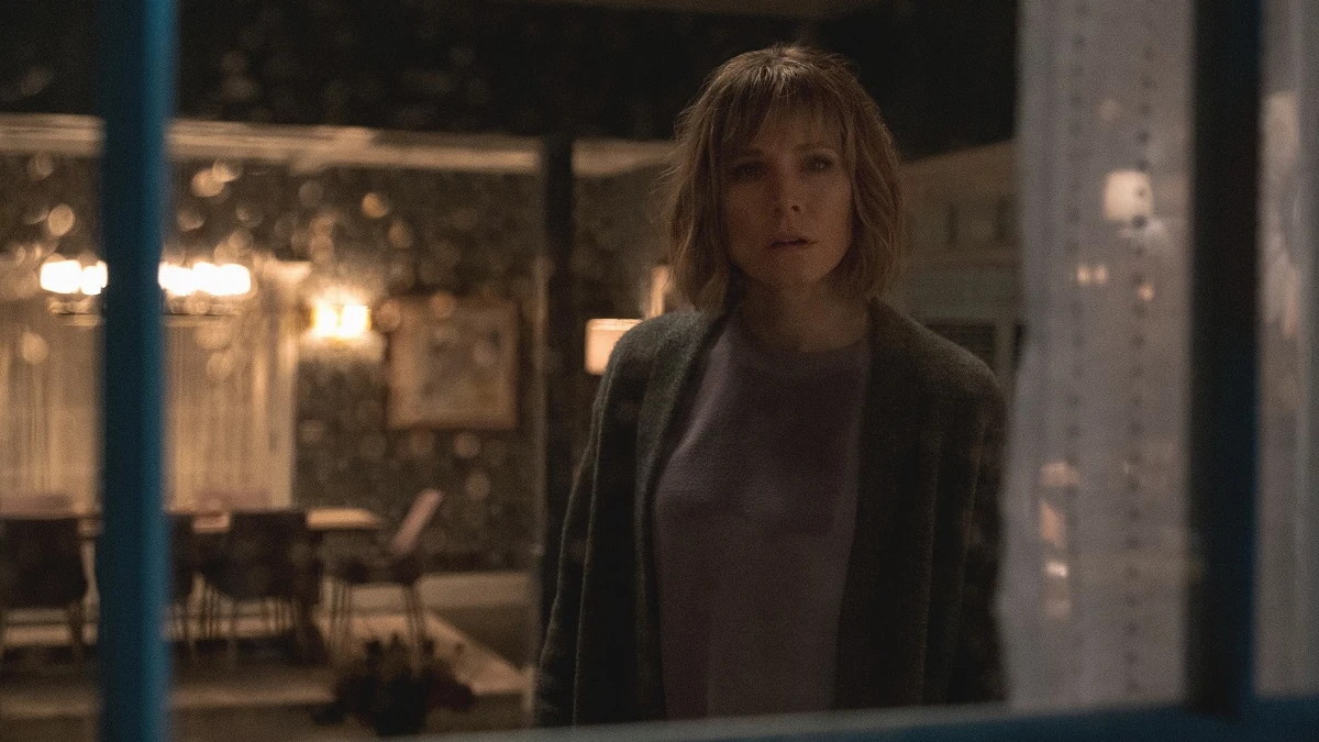 Kristen Bell en 'La mujer de la casa de enfrente de la chica en la ventana'