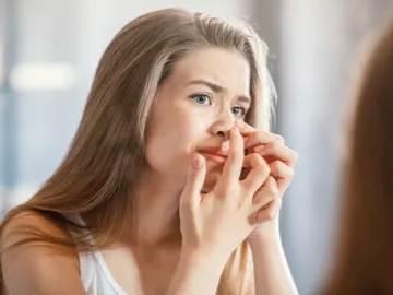 Chica tocándose la naríz Chica tocándose la naríz