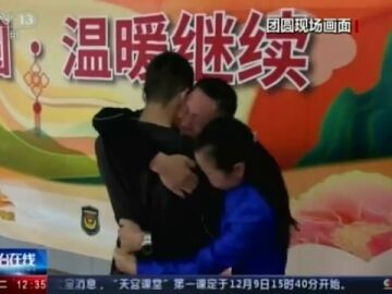 Una familia china se reencuentra con su hijo secuestrado después de 14 años