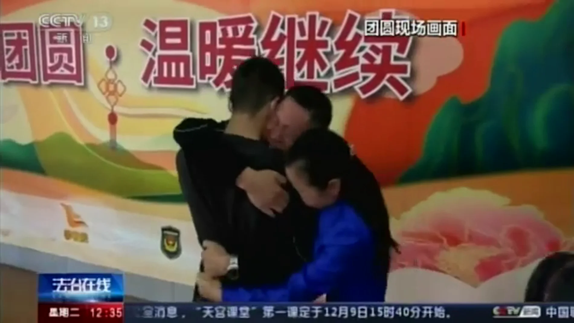 Una familia china se reencuentra con su hijo secuestrado después de 14 años