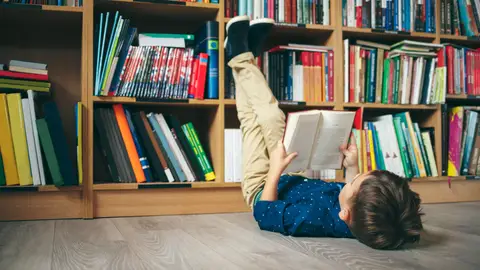 Niño leyendo. Niño leyendo.