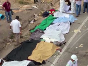 Mueren más de 50 migrantes en México al volcar un camión