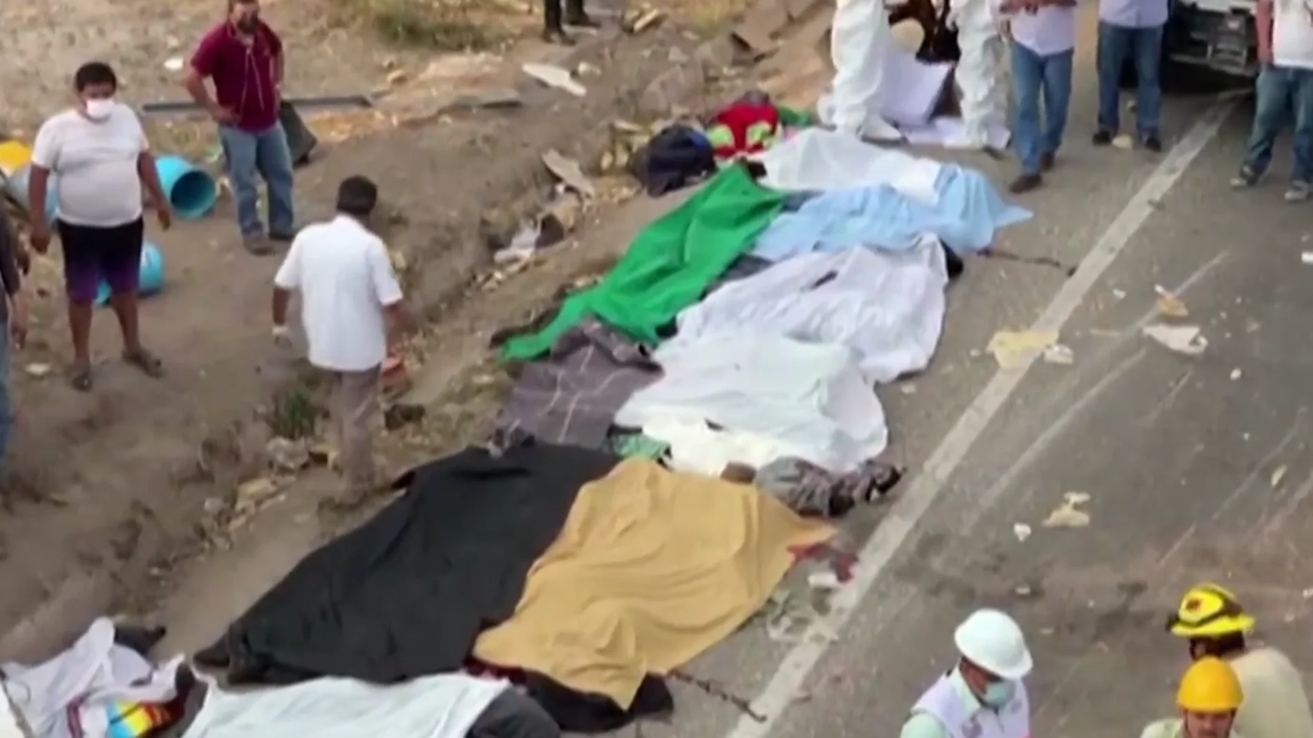 Mueren más de 50 migrantes en México al volcar un camión