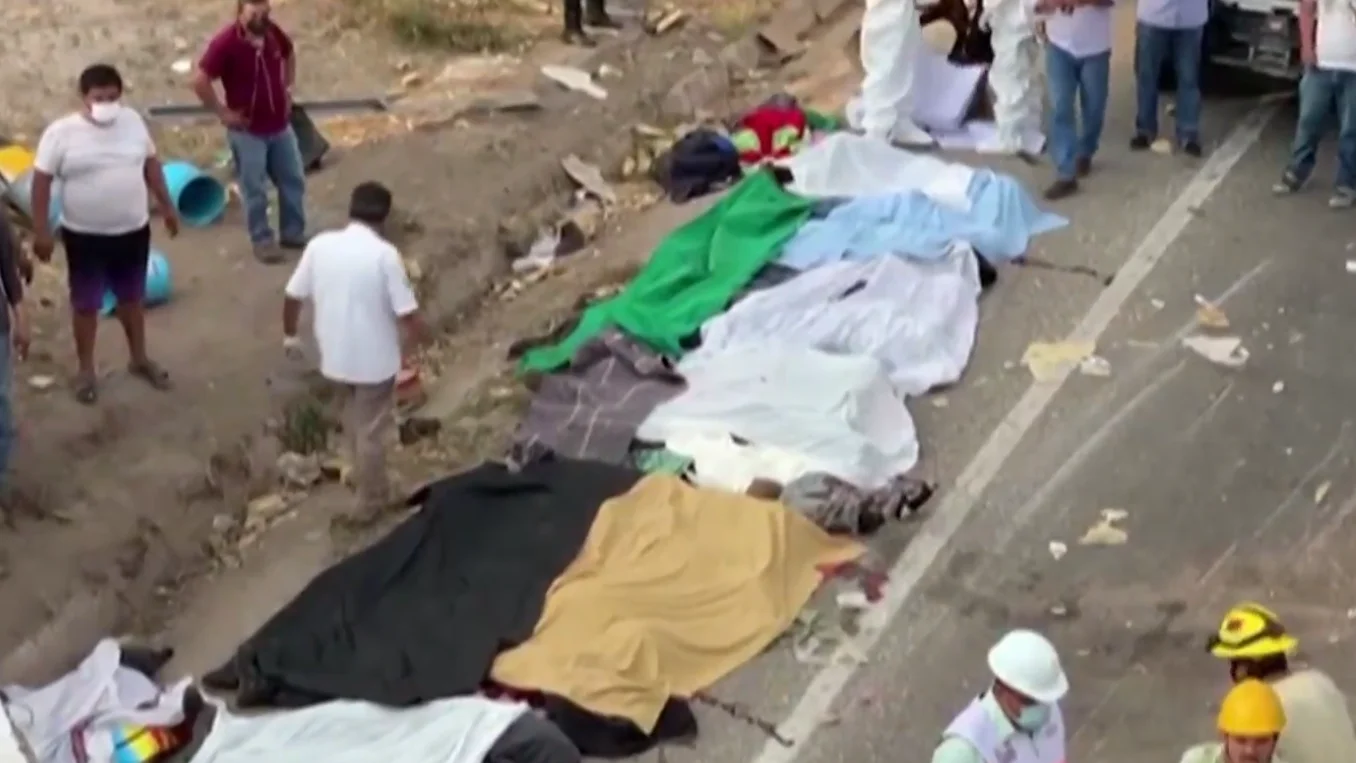 Mueren más de 50 migrantes en México al volcar un camión Mueren más de 50 migrantes en México al volcar un camión