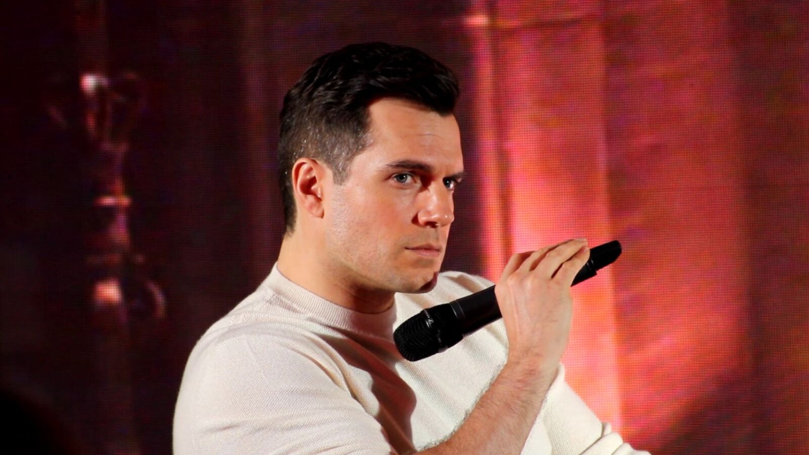 La foto de Henry Cavill con su novia Natalie Viscuso en el bosque: 