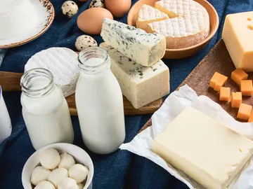 Leche, queso y yogur son productos lácteos. Leche, queso y yogur son productos lácteos.