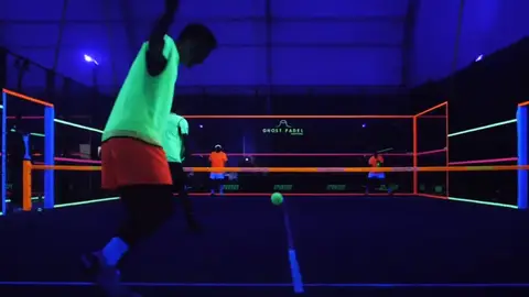 Ghost Padel, la nueva modalidad del pádel ideada por un italiano para jugar a este deporte a oscuras Ghost Padel, la nueva modalidad del pádel ideada por un italiano para jugar a este deporte a oscuras