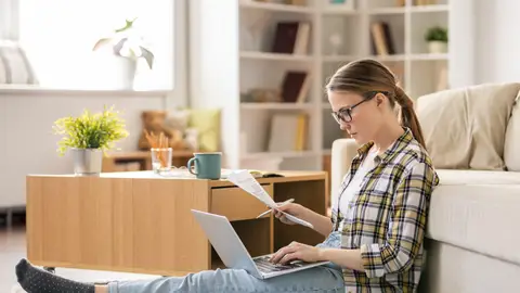 Mujer haciendo cálculos. Mujer haciendo cálculos.