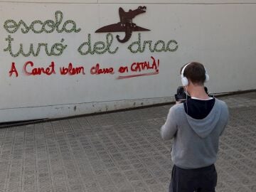 n operador de TV toma imágenes en la escuela Turó del Drac de Canet de Mar (Barcelona)